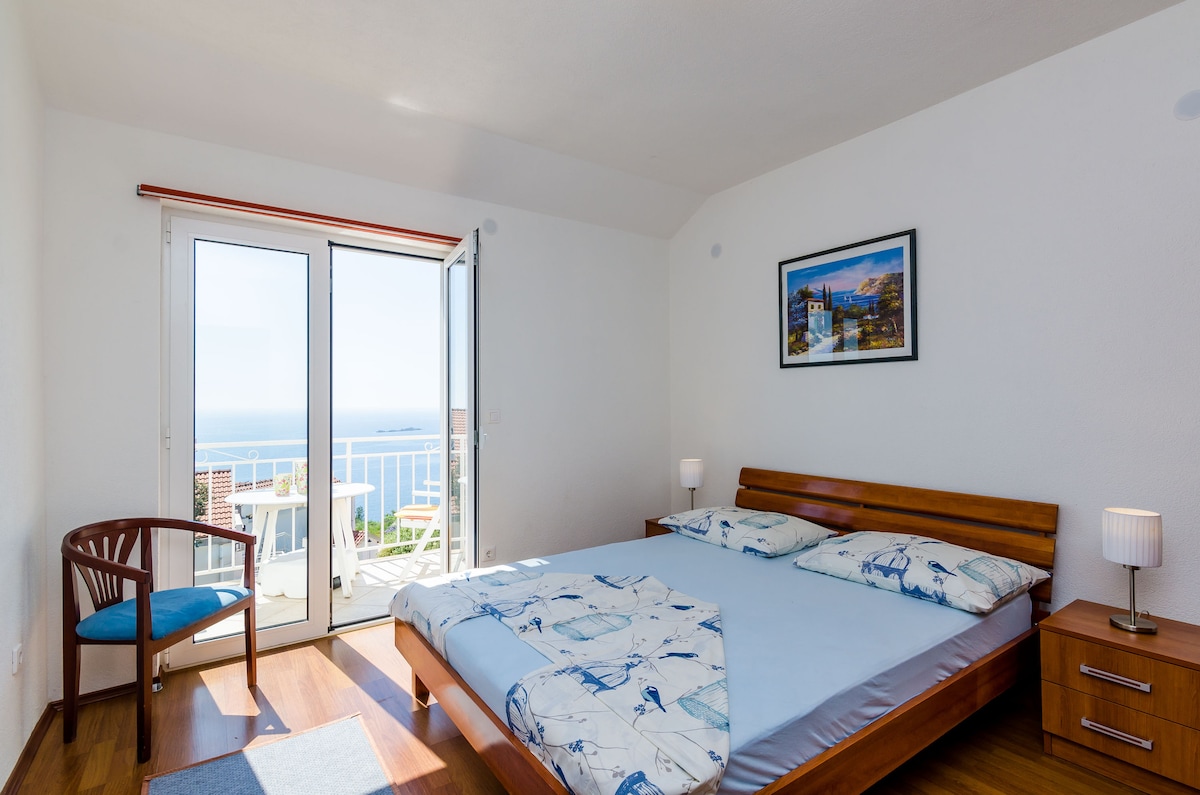 Apartment Alpha bedroom with sea view